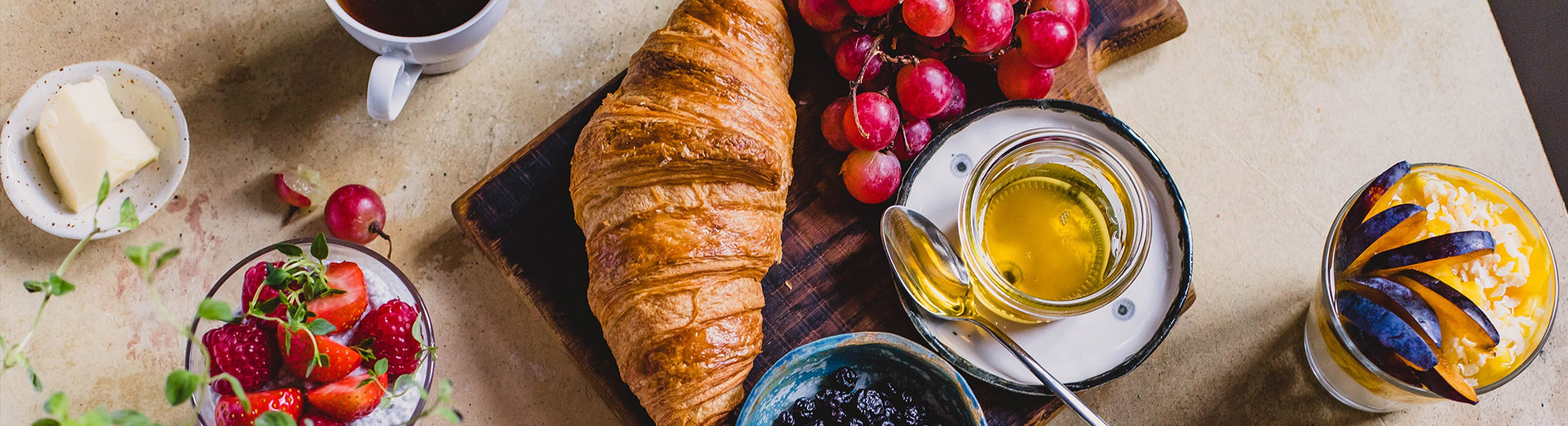 Frühstücksbuffett mit Hörnchen und frischem Obst