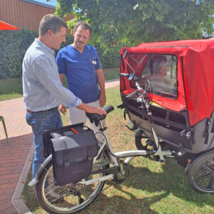 BRK-Fahrrad-Rikscha für BRK Senioreneinrichtung im Garten des BRK-Altstadtparks in Bayreuth in Betrieb genommen.