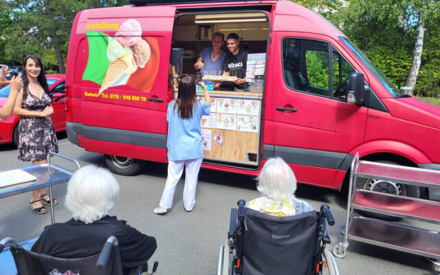 Am 19. August 2025 erlebten die Bewohnerinnen und Bewohner des BRK-Ruhesitzes Bayreuth einen ganz besonderen Nachmittag: Bei strahlendem Sommerwetter gab es für alle kostenlos Eis – gespendet vom Bounce Trampolin & Funpark Bayreuth.