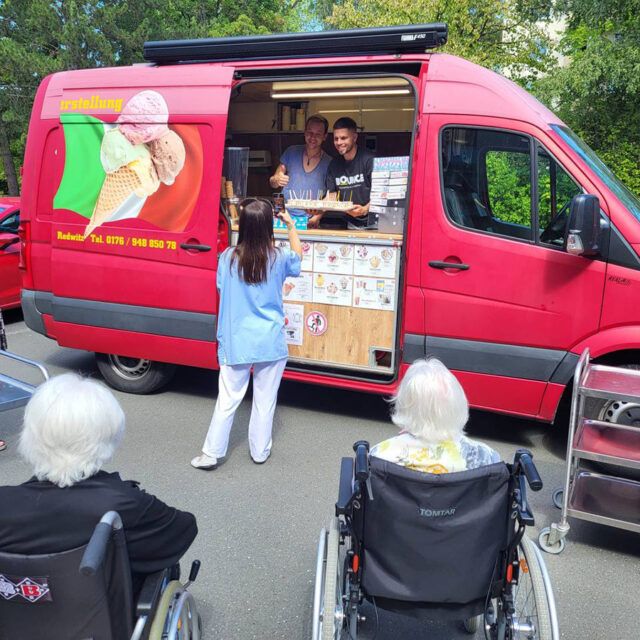 Am 19. August 2025 erlebten die Bewohnerinnen und Bewohner des BRK-Ruhesitzes Bayreuth einen ganz besonderen Nachmittag: Bei strahlendem Sommerwetter gab es für alle kostenlos Eis – gespendet vom Bounce Trampolin & Funpark Bayreuth.